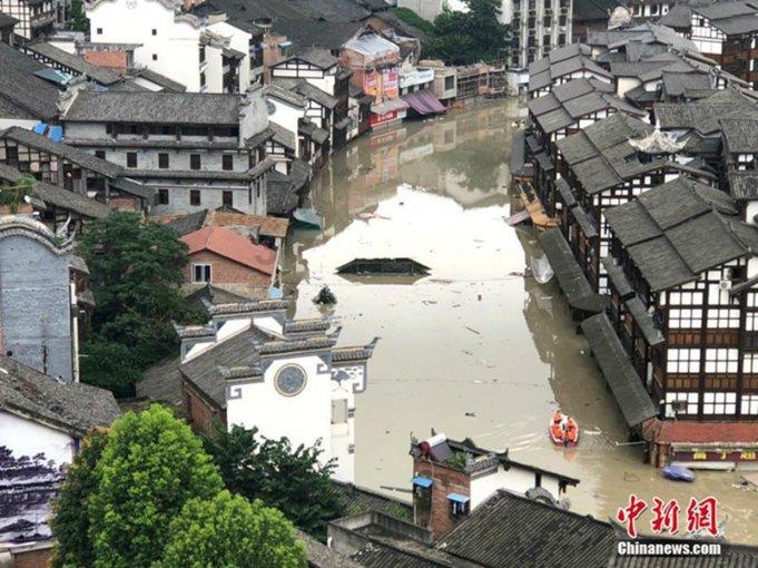 不救助反嘲笑？醉酒男追逐酒店女服务员猛踹电梯门坠落身亡 诡异视频曝光